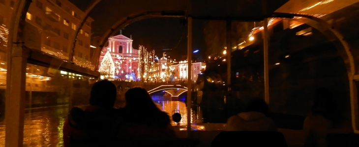 Čarobna vožnja po Ljubljanici s grijanom brodicom - Kuponko.si