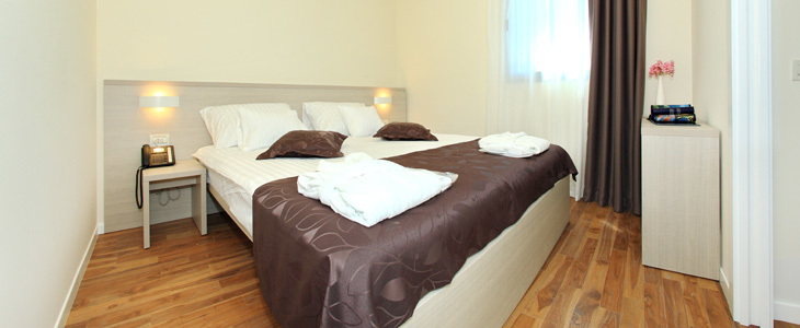 Crvena Luka 4*, Biograd na Moru: odmor s polupansionom - Kuponko.si